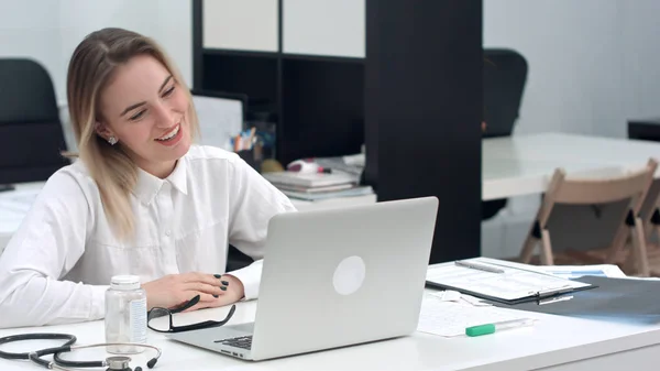 Бізнес-леді, використовуючи ноутбук для відеодзвінків — стокове фото