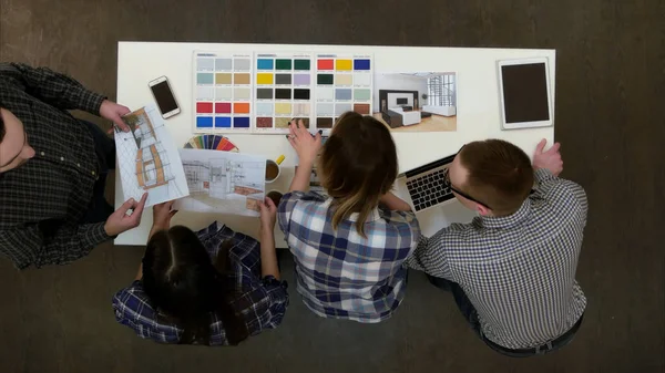 I progettisti parlano al telefono con il cliente durante la selezione dei colori dalla tavolozza — Foto Stock