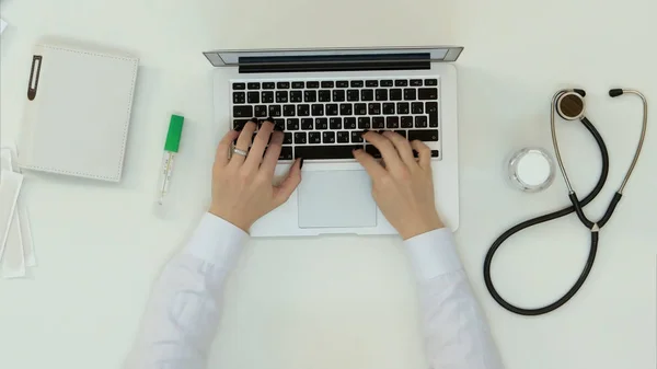 Médico femenino manos tecleando en teclado portátil — Foto de Stock