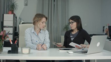 Büyük para primi patronu almak zor çalışma çalışan