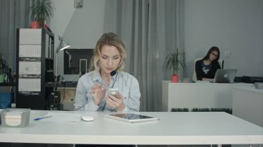 İş telefon kullanarak müşteri destek operatörü