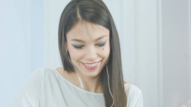 Mutlu genç kadın kulaklık kulakları ekleme ve müzik keyfi