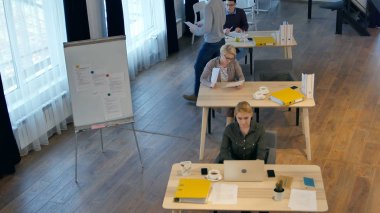 Meşgul bir ofiste çalışan insanlar