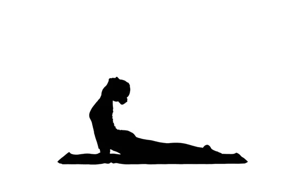 Femme faisant position de yoga de chien vers le haut, partie de la piste de salutation du soleil mat — Photo