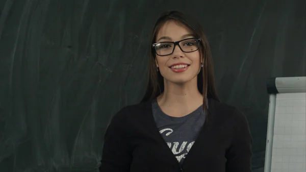 Mujer joven feliz dando presentación de negocios en la oficina — Foto de Stock