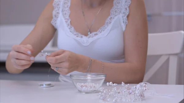 Mujer joven haciendo joyas hechas a mano — Foto de Stock