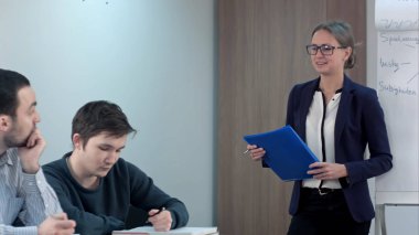 öğrenciler sınıfın önünde duran öğretmen