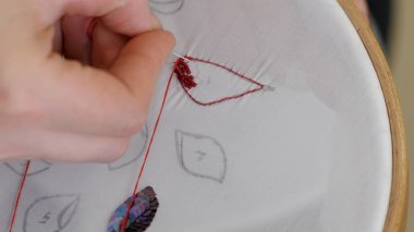 Erkek embroideres boncuk resmini parmak