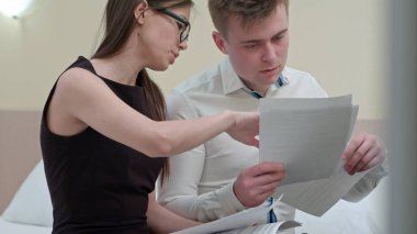 İş takım iki belgeleriyle çalışma, mali sonuçlarını tartışıyor ve istatistik analiz