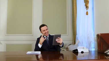Selfie fotoğrafta modern tablet ile ve gülümseyen mutlu işadamı