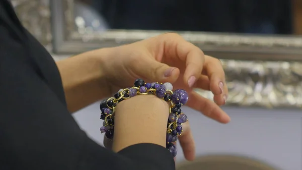 Pulsera de joyas de gema azul en su brazo — Foto de Stock