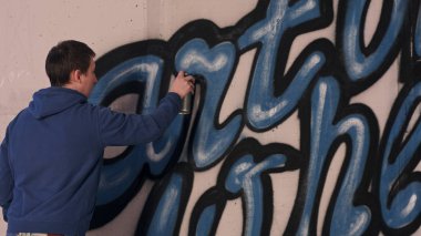 Duvara aerosol sprey boyama grafiti sanatçısı