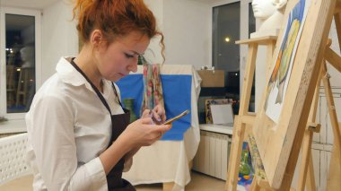 Telefon tarafından avunma zencefil kadın sanatçı