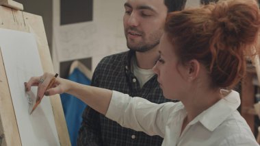 Genç adam yüz çizmek için nasıl öğretim kadın ressam