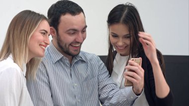 Erkek işçi ve iki kadın arkadaşları selfies göreve gülüyor