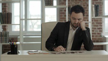 iş adamı bazı banknot sayma