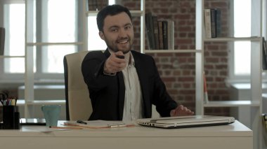 Uzaktan kumanda ile iş adamı devre dışı bırakmak