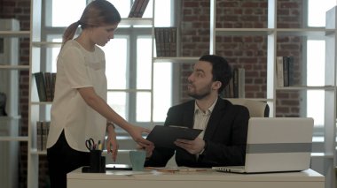 ofiste imza için işadamı işkadını işaretleme belgeye görüntü