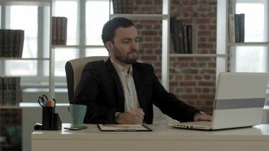 dizüstü bilgisayar ekranına bakarak korku işadamı panik 