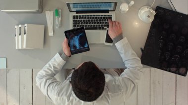 Tıbbi xray karşı tablet pc kullanan adam. Üstten görünüm