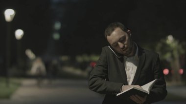 Akıllı telefon kullanarak işadamı duran Park'ta şehir meydanında çalıştıracağız ve notlar.