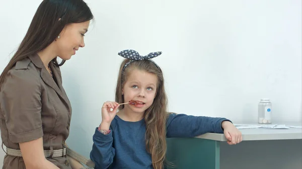 Madre Hablando Con Hijita Comiendo Una Piruleta Consultorio Médico Tiro — Foto de Stock