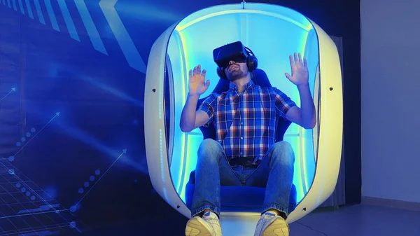 Mladý muž hraje videohry v 3d simulátor virtuální reality — Stock fotografie