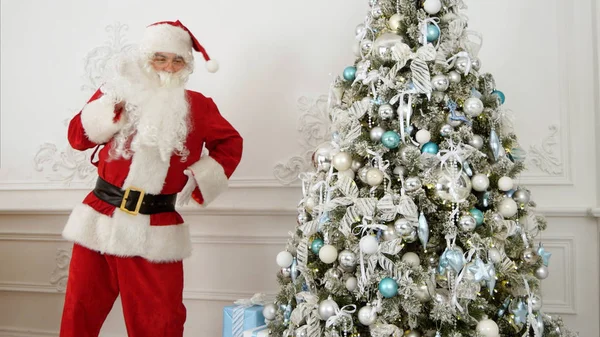 Père Noël faisant drôle robot danse à côté de l'arbre de Noël — Photo