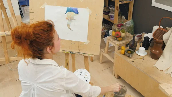 Gengibre artista feminina usando aquarelle para pintar ainda a vida — Fotografia de Stock