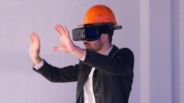 Kask inşaat proje tasarımı Vr gözlüklü erkek mühendisi