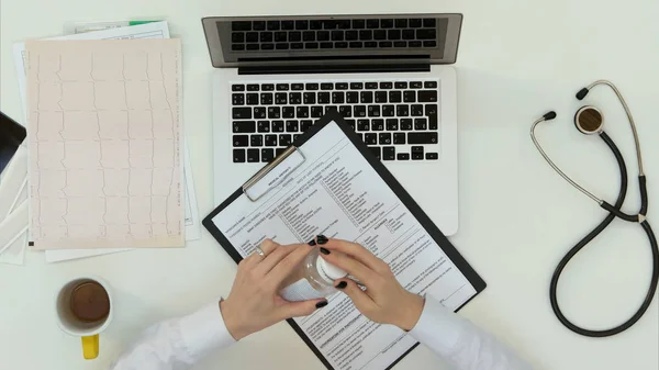 Female medical worker prescribing pills via video call — Stock Photo, Image