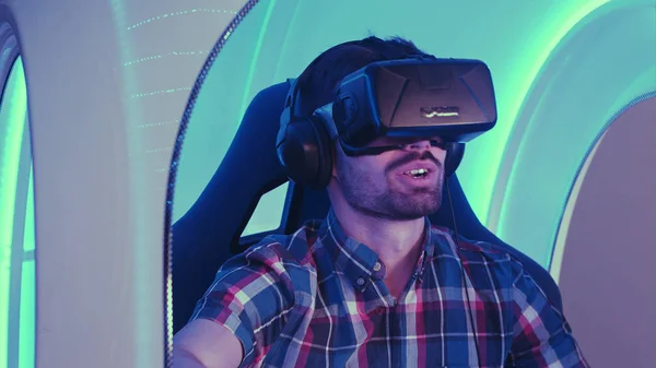 Joven feliz jugando videojuego en simulador de realidad virtual 3D —  Fotos de Stock