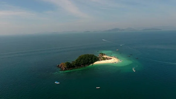 Vista aérea, la cámara vuela alrededor de la isla salvaje en el mar en el soleado día de verano — Foto de Stock