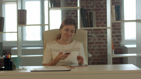 Бізнес-леді розмовляють по мобільному телефону в сучасному офісі — стокове фото
