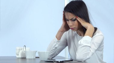 Tablet kullanma ve bir kafede kahve içme yorgun ve bıkkın kız