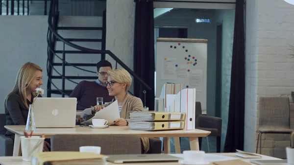 Dos mujeres tomando un café juntas en la oficina — Foto de Stock