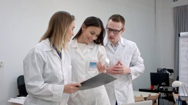 Tıbbi ekip ne reçete için hap tartışıyor