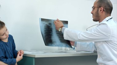 Küçük kızı annesiyle açıklayan göğüs xray görüntü doktor
