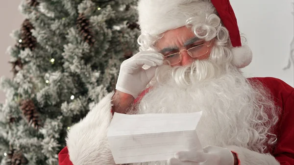 Babbo Natale apre una busta e legge una lettera — Foto Stock