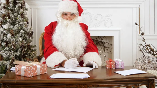 Tomten funderar vad jag ska skriva i sin jul brev — Stockfoto