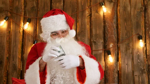 Babbo Natale conta i suoi soldi e mostra il trucco della scomparsa dei soldi — Foto Stock