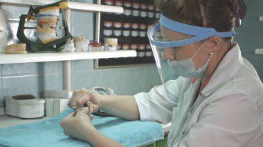 Diş Protez diş laboratuarında yapım teknisyeni