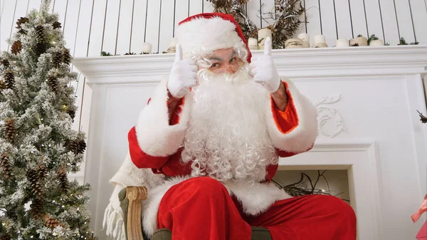 Ευτυχισμένος Χριστουγέννων Santa Claus Δείχνει Τους Αντίχειρες Επάνω Επαγγελματικό Πλάνο — Φωτογραφία Αρχείου