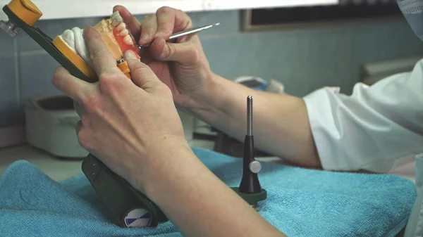 Стоматолог видаляє зайвий віск з зубного ряду за допомогою скальпеля — стокове фото