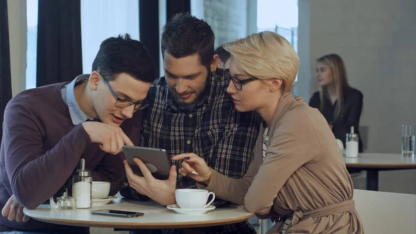 Smartphone kullanarak ve rahat ofisinde konuşmak yaratıcı ekibi