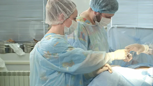 Cirurgiões costurados paciente na sala de cirurgia — Fotografia de Stock