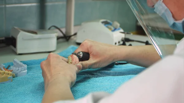 Personale di laboratorio odontoiatrico che effettua impianto dentale — Foto Stock