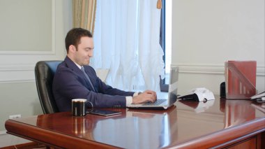 Genç işadamı bilgisayar monitörü gün içinde ofiste arıyorum.