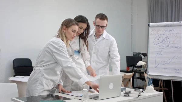 xray tıbbi ofis içinde çözümleme ve dizüstü bilgisayarda çalışan hekimlerin