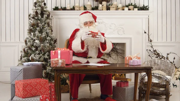 Babbo Natale controlla la sua lista di regali — Foto Stock